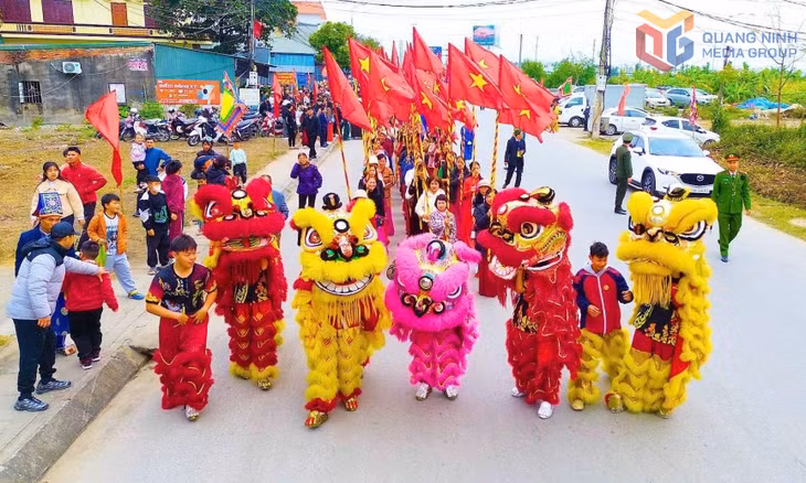 Rước thần trong lễ hội.