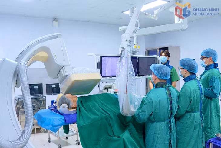 Các y, bác sĩ Bệnh viện Bãi Cháy thực hiện ca can thiệp tim mạch cho người bệnh.