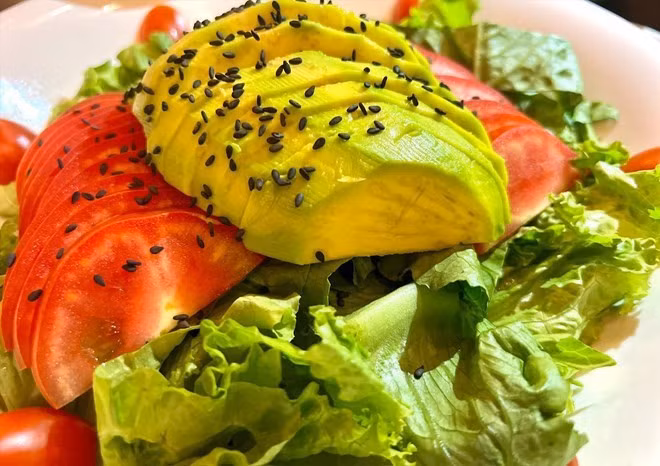 Nhiều loại thực phẩm được ca ngợi là “healthy” đang âm thầm kéo lùi mục tiêu kiểm soát cân nặng và sức khỏe. Ảnh: Thanh Thanh