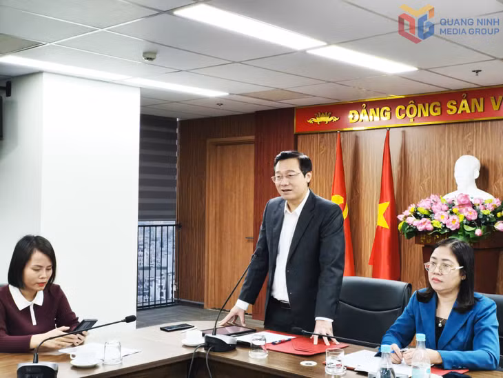 Lãnh đạo Báo và Phát thanh, Truyền hình Quảng Ninh chia sẻ các nội dung thông tin tuyên truyền.