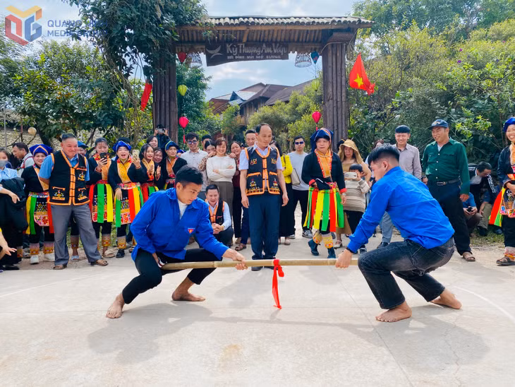Trò chơi dân gian đẩy gậy hấp dẫn người dân địa phương và du khách tại khu di lịch cộng đồng Kỳ Thượng Am Váp Farm.