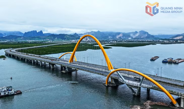 Nhằm phát huy hiệu quả khai thác của 2 cầu, tỉnh Quảng Ninh tiếp tục đầu tư tuyến đường ven biển kết nối dọc vịnh Cửa Lục, tạo động lực thu hút đầu tư phát triển các khu đô thị mới ở khu vực phía Bắc của vịnh Cửa Lục.