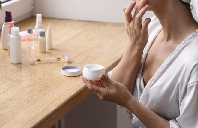 Mùa đông khiến da khô ráp, dễ tổn thương. Ảnh: Thùy Dương