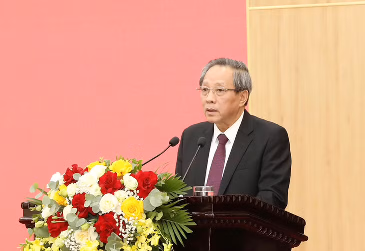 dong-chi-hoang-dang-quang-pho-ban-to-chuc-tu-trao-quyet-dinh-cho-dong-chi-tran-huy-tuan-2.jpg