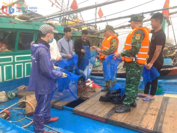 Cán bộ Hải đội Biên phòng 2 tuyên truyền pháp luật cho ngư dân.