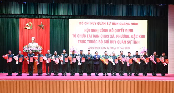Thiếu tướng Lê Văn Long, Phó Tư lệnh Quân khu 3 và đồng chí Nghiêm Xuân Cường, Phó Chủ tịch HĐND tỉnh, trao Quyết định của Quân khu 3 về việc bổ nhiệm cán bộ đối với các đồng chí giữ chức Chỉ huy trưởng Ban CHQS xã, phường, đặc khu.