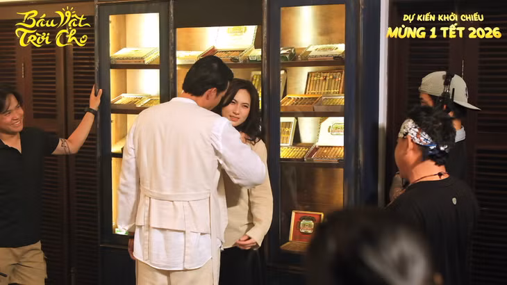 Phương Anh Đào và Quách Ngọc Ngoan trong đoạn clip tư liệu hậu trường phim. (Ảnh: Nhà sản xuất cung cấp)