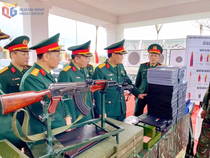 Lãnh đạo Bộ CHQS tỉnh Quảng Ninh kiểm tra vật chất huấn luyện tại Ban Chỉ huy Phòng thủ khu vực 1 - Quảng Hà. (Ảnh: Văn Đảm)