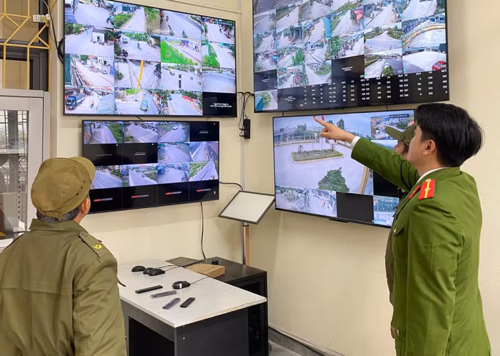 Công an phường Hiệp Hòa theo dõi tình hình ATGT, trật tự đô thị qua hệ thống camera an ninh công cộng.