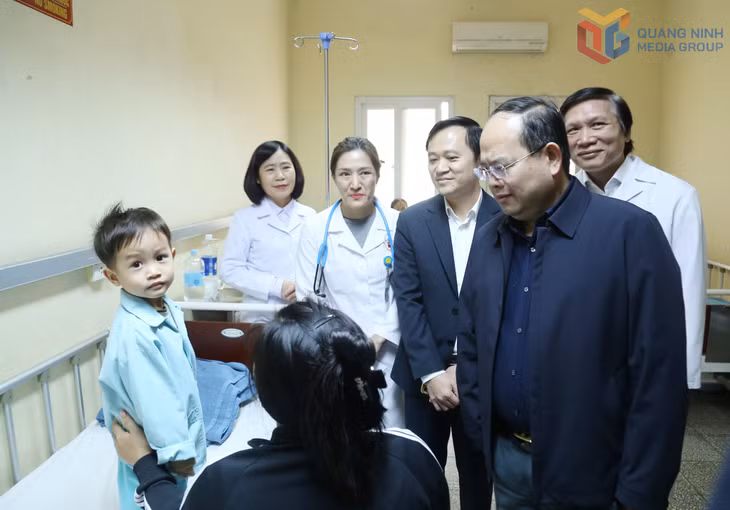 Đồng chí Bí thư Tỉnh ủy kiểm tra tại khoa Nhi.