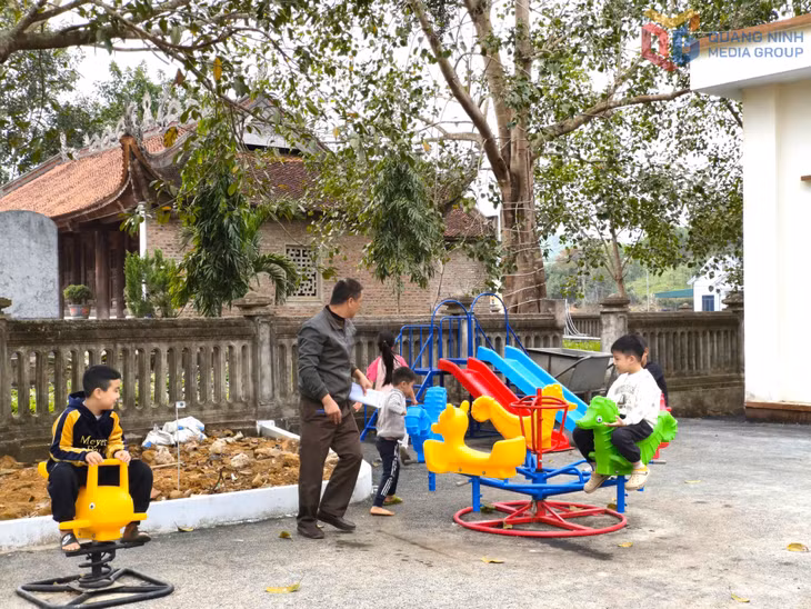 Sân vui chơi cộng đồng ngoài trời tại nhà văn hóa thôn Làng Dạ, xã Kỳ Thượng đáp ứng nhu cầu vui chơi cho trẻ em và người dân trên địa bàn.