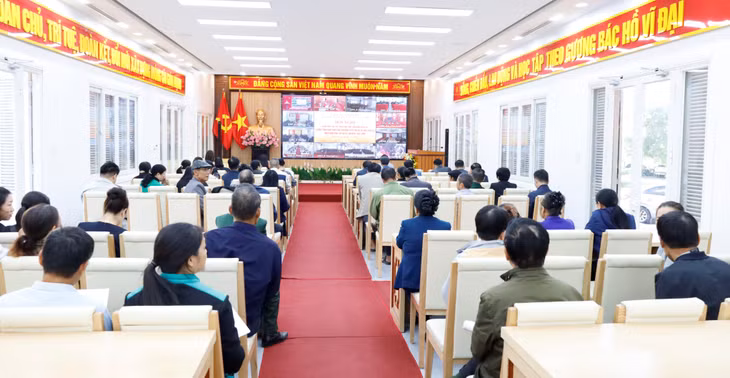 Ủy ban MTTQ phường Móng Cái 1 tham gia học tập, quán triệt Nghị quyết,Chương trình hành động thực hiện Nghị quyết Đại hội đại biểu MTTQ Việt Nam tỉnh Quảng Ninh lần thứ XIII, nhiệm kỳ 2025 – 2030. Ảnh: Trung tâm cung ứng dịch vụ phường Móng Cái 1