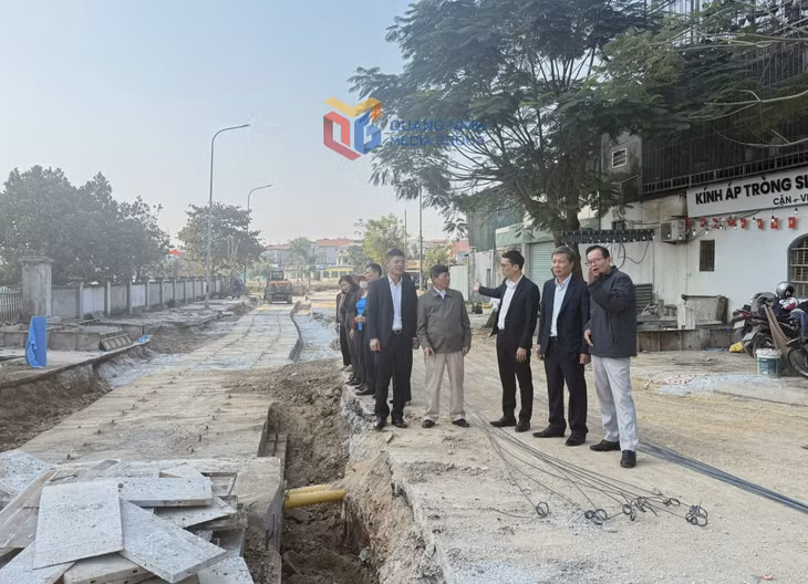 Lãnh đạo phường Uông Bí kiểm tra tiến độ thi công dự án xây dựng hệ thống cống thoát nước qua đường Trần Phú, dẫn ra hồ Công viên.
