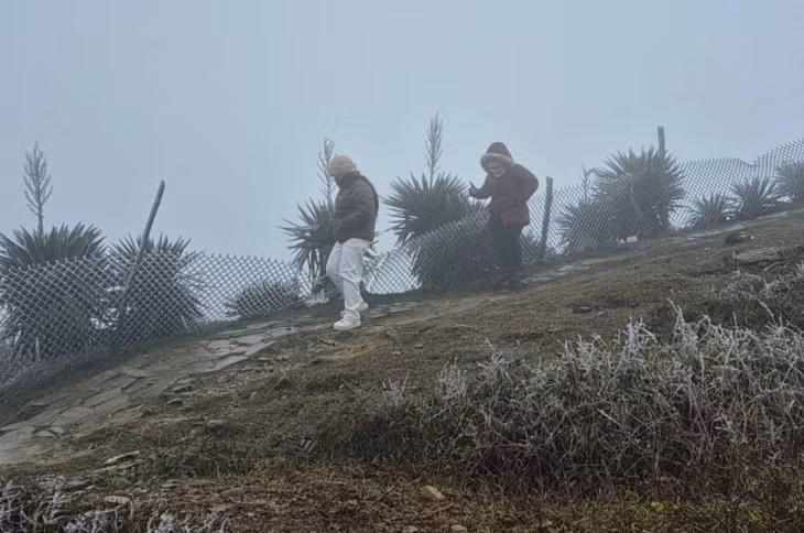Du khách từ nơi khác đến cũng cần tuân thủ hướng dẫn an toàn của cơ quan chức năng, tránh sự cố đáng tiếc - Ảnh: Trạm Khí tượng Mẫu Sơn
