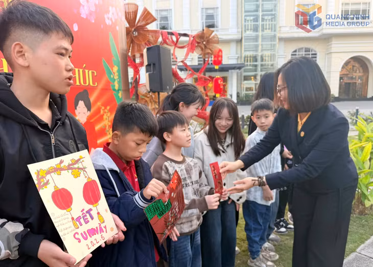Các em hào hứng nhận những phần quà lì xì.