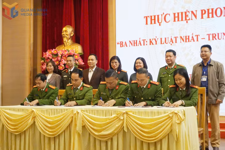 5 tổ công tác của Công an phường Hà Tu ký kết giao ước thi đua dưới sự chứng kiến của lãnh đạo Đảng ủy, HĐND, UBND phường, lãnh đạo phòng Công tác chính trị và chỉ huy Công an phường.