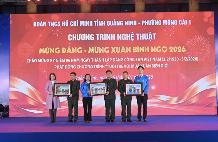 Trao tặng nhiều phần quà ý nghĩa cho các đơn vị Bộ đội Biên phòng.