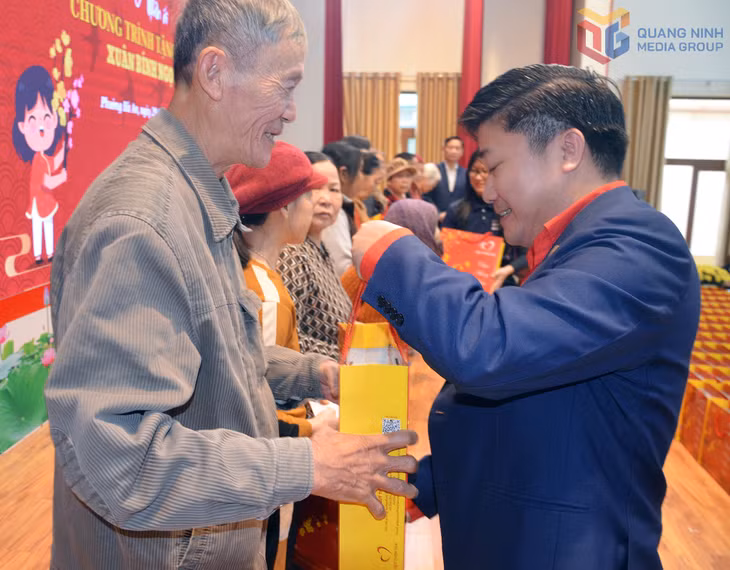 Chủ tịch Hội Chữ thập đỏ tỉnh Lý Văn Thành tặng quà Tết cho người cao tuổi hoàn cảnh khăn tại phường Hà An.