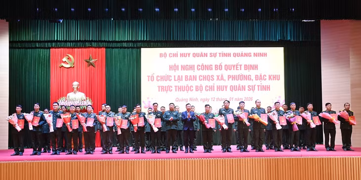 Đồng chí Lê Văn Ánh, Phó Chủ tịch UBND tỉnh; Đại tá Lê Trọng Hòa, Ủy viên Ban Thường vụ Tỉnh ủy, Chỉ huy trưởng Bộ CHQS tỉnh, trao Quyết định của Quân khu 3 về việc bổ nhiệm cán bộ đối với các đồng chí giữ chức Chỉ huy trưởng Ban CHQS xã, phường, đặc khu.