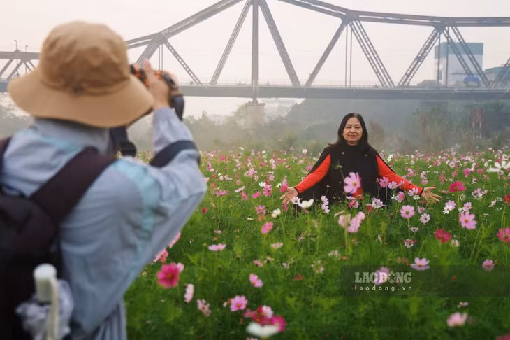 Từng là bãi bồi hoang hoá, nhờ sự chung tay cải tạo của các hội ngành địa phương và người dân, nơi đây đã lột xác mạnh mẽ, trở thành tọa độ check-in hot. "Không còn ô nhiễm, nơi đây trở nên sạch đẹp và văn minh hơn hẳn" - Bà Lê Thị Thuý (phường Hai Bà Trưng, Hà Nội) chia sẻ.