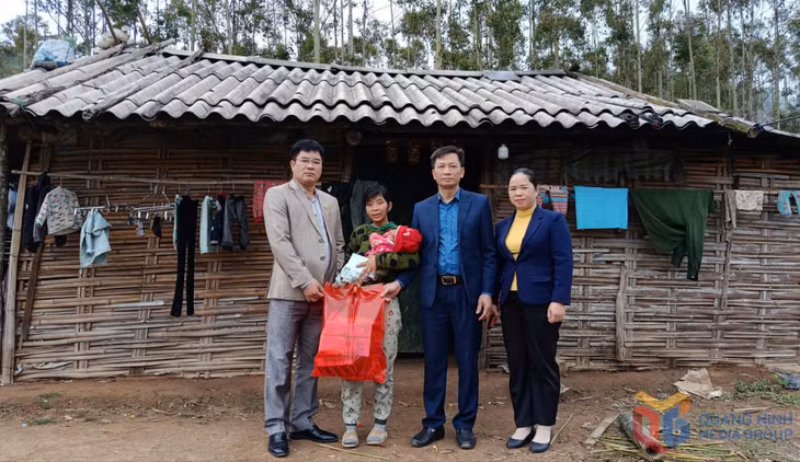 Lãnh đạo xã thăm hỏi, tặng quà động viên gia đình chị Phùng Thị Hoa thôn Bắc Tập (thuộc đối tượng bảo trợ xã hội) dịp Tết nguyên đán Bính Ngọ 2026.