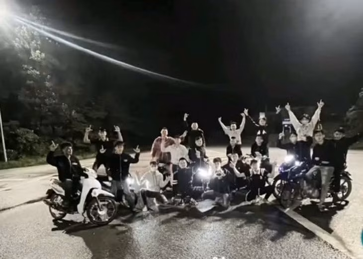 Trước đó công an phát hiện nhóm thanh thiếu niên tụ tập, có biểu hiện gây rối trật tự công công - Ảnh: Công an xã Bình Minh