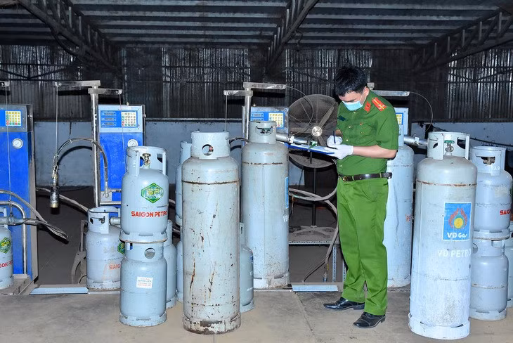 Phương tiện và tang vật cơ quan công an phát hiện và thu giữ tại các địa điểm sản xuất gas giả - Ảnh: Công an Đồng Nai