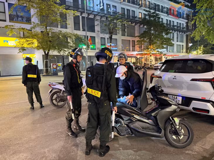 Tổ tuần tra phòng Cảnh sát cơ động (Công an tỉnh) kiểm tra, nhắc nhở người tham gia giao thông.