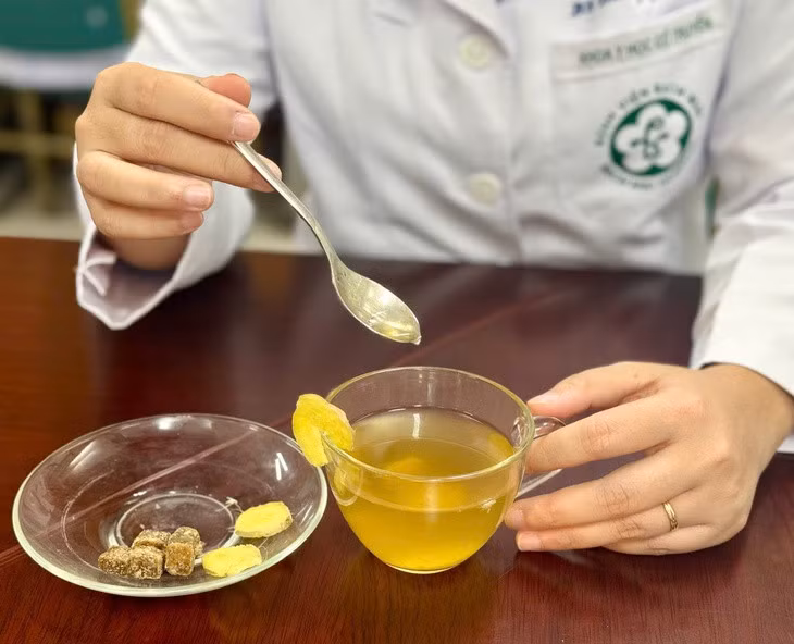 Bác sĩ Bệnh viện Bạch Mai hướng dẫn cách pha trà gừng, đường nâu phòng cảm lạnh, trị ho hiệu quả - Ảnh: BVCC