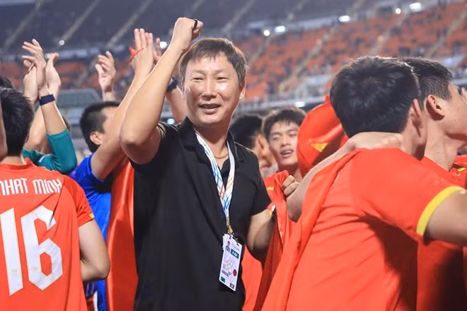 Huấn luyện viên Kim Sang-sik cùng U23 Việt Nam giành chiến thắng trận ra quân giải U23 châu Á 2026. Ảnh: Minh Dân