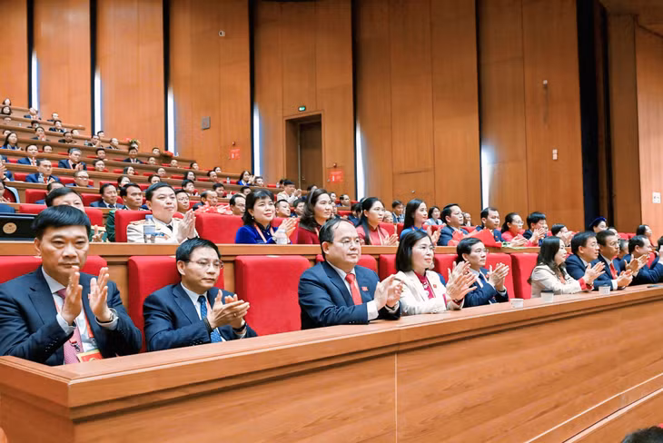 Đồng chí Quản Minh Cường, Ủy viên Ban Chấp hành Trung ương Đảng, Bí thư Tỉnh ủy, Trưởng Đoàn ĐBQH tỉnh và các đại biểu tỉnh Quảng Ninh dự phiên bế mạc Đại hội.