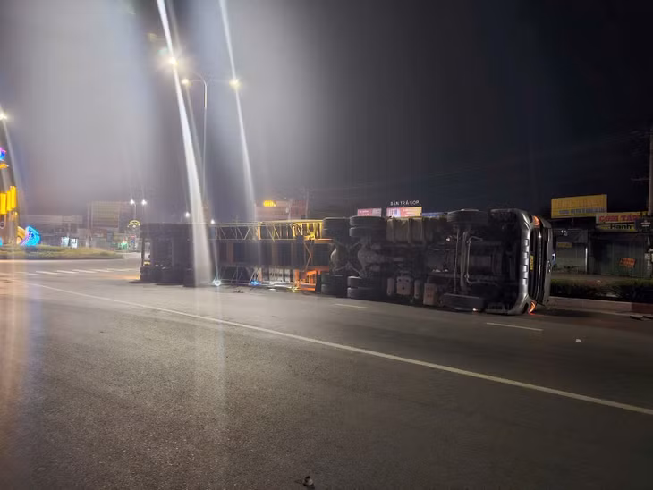 Xe container bị lật ngang khi vào vòng xoay Tân Hiệp ở TPHCM ảnh 4