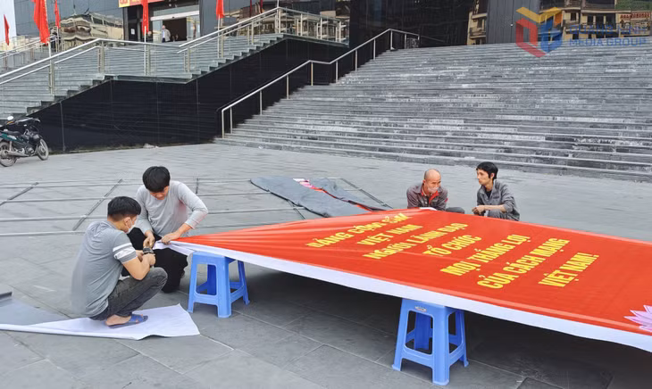 Tại nhiều khu vực trung tâm, công nhân kỹ thuật vẫn đang tiếp tục khẩn trương hoàn thiện các hạng mục thi công trang trí cổ động hướng về Đại hội.