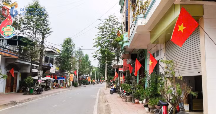 Cờ đỏ sao vàng được người dân xã Ba Chẽ treo trang trọng mỗi dịp quan trọng của đất nước.
