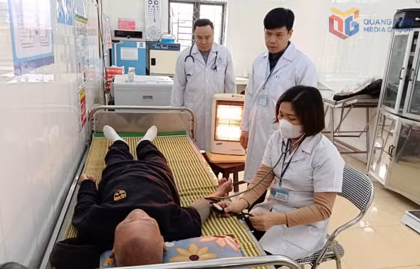 Cán bộ Trạm Y tế xã Kỳ Thượng chăm sóc sức khỏe nhân dân phòng chống rét.