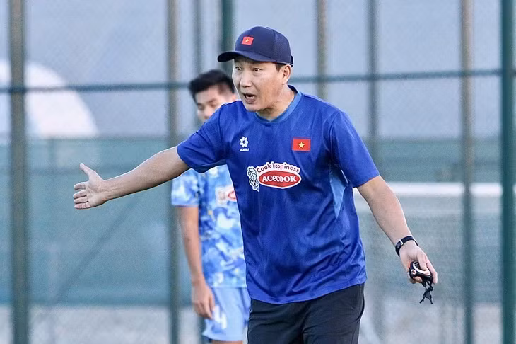 HLV Kim Sang Sik trong buổi tập ngày 1-1 của U23 Việt Nam - Ảnh: VFF