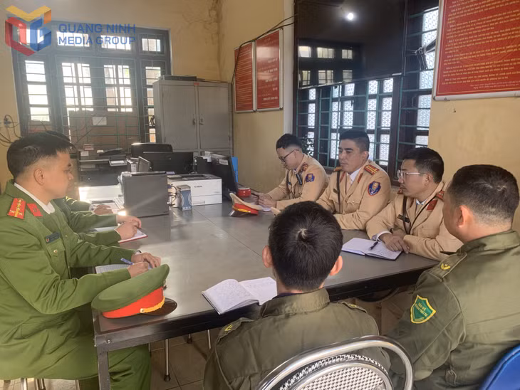 Công an xã Lục Hồn và cán bộ Đội CSGT Đường bộ số 3, Phòng CSGT Công an tỉnh Quảng Ninh, bàn phương án phối hợp đảm bảo ATGT trên tuyến.