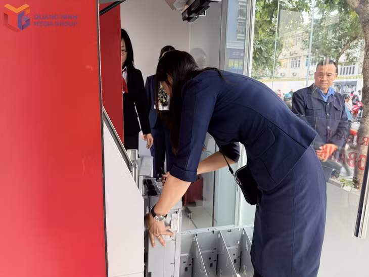 Cán bộ Agribank chi nhánh Quảng Ninh thực hiện tiếp quỹ tại ATM,CDM.