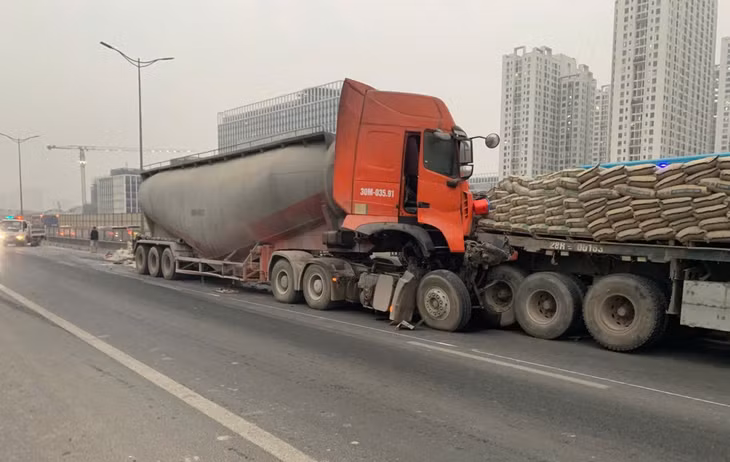 Hiện trường vụ va chạm trên đường vành đai 3 trên cao. Ảnh: Công an cung cấp
