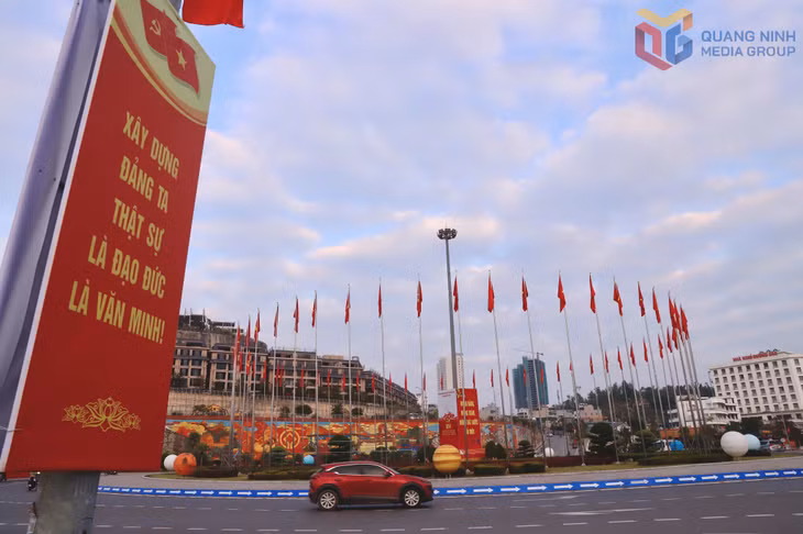 Khắp các tuyến phố tại Quảng Ninh những ngày này đã trở nên rực rỡ, trang trọng hơn với cờ, hoa hướng về sự kiện chính trị trọng đại của đất nước.