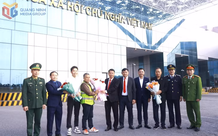 Lãnh đạo phường Móng Cái 1 cùng lãnh đạo các ngành chức năng tặng hoa chúc mừng các doanh nghiệp làm hàng đầu năm mới 2026. Ảnh: Thu Hằng (CTV)