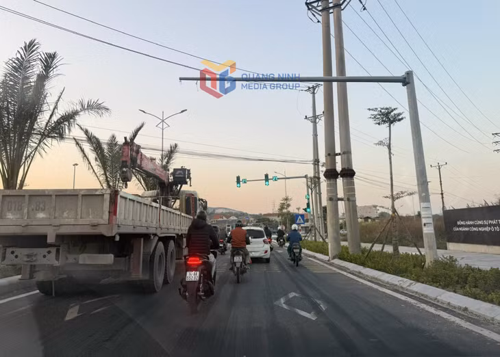 Hướng đi từ KCN Việt Hưng giao cắt với QL279 lưu lượng người tham gia giao thông khá đông.