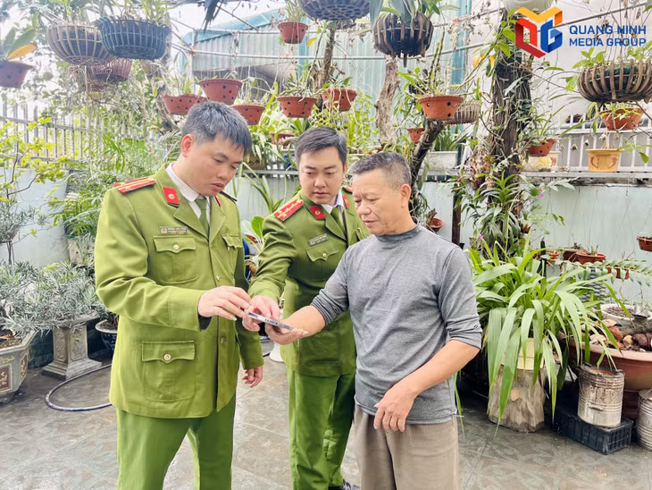 Công an phường Hà Tu hỗ trợ người dân làm thủ tục đăng ký thường trú.