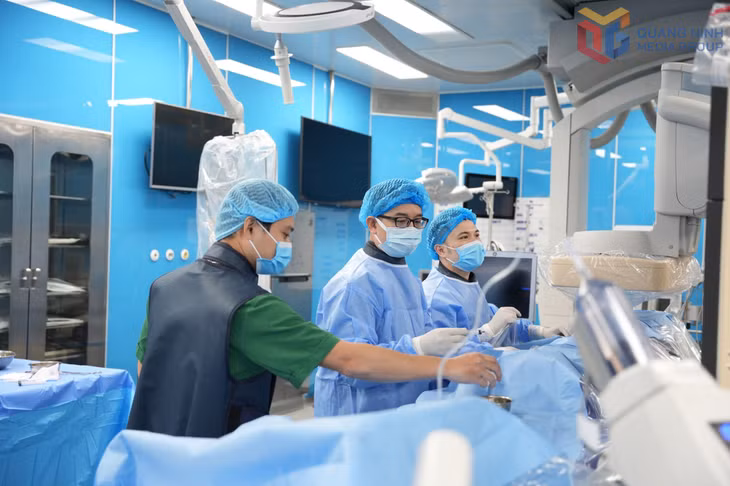 Các y, bác sĩ Bệnh viện Sản Nhi Quảng Ninh thực hiện nút mạch điều trị cầm máu cho bệnh nhân chửa vết mổ đẻ cũ.