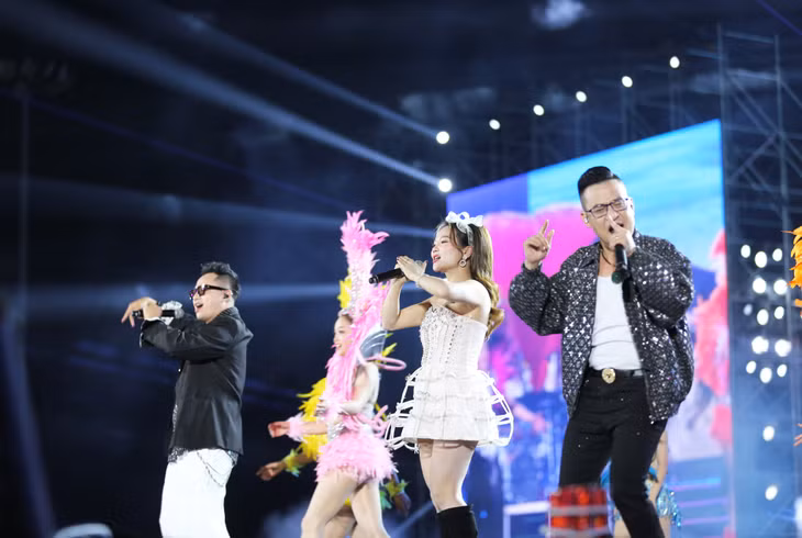 Ca sĩ Huy Anh, Lưu Hồng Nhung, Duy Trần rapper mang đến đêm nhạc những tiết mục cuốn hút, tràn đầy năng lượng.