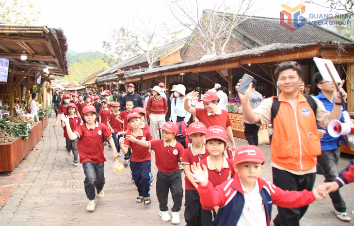 Du khách tham quan, trải nghiệm tại Khu di tích và danh thắng Yên Tử.