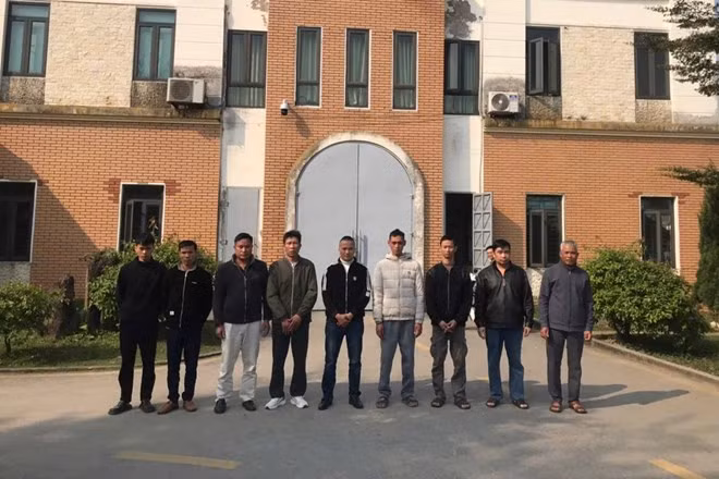 9 đối tượng đánh bạc ăn tiền bằng hình thức chơi "liêng" bị Công an xã Dân Chủ phát hiện, bắt quả tang đã bị khởi tố. Ảnh: Công an xã Dân Chủ.