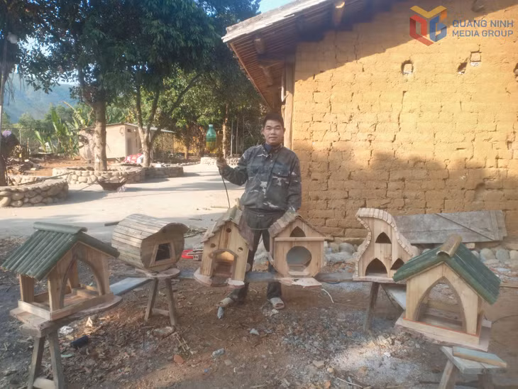 Những sản phẩm thủ công do anh Hoàng Văn Sằn tự tay làm phục vụ hoạt động trải nghiệm cho du khách.