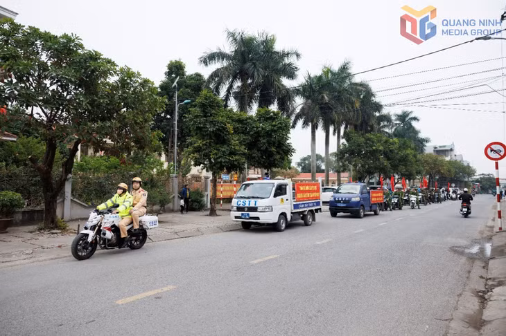 Các lực lượng chức năng phường Móng Cái 2 tham gia diễu hành tại lễ ra quân tuyên truyền cao điểm tấn công, trấn áp tội phạm, đảm bảo an ninh, trật tự, tháng 12/2025.