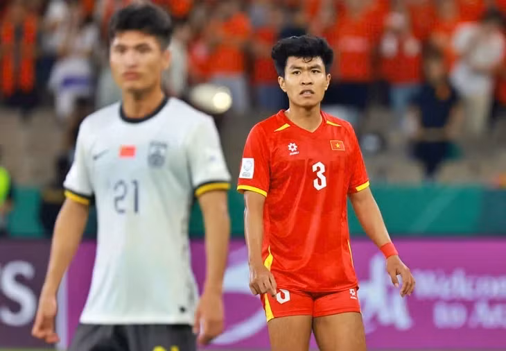 Phạm Lý Đức lãnh thẻ đỏ trong trận thua U23 Trung Quốc - Ảnh: TED TRẦN